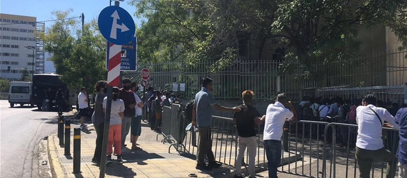 Ουρές και συνωστισμός στην υπηρεσία Aσύλου - Περιμένουν να καταθέσουν τα χαρτιά τους «ο ένας πάνω στον άλλον» (φωτο)